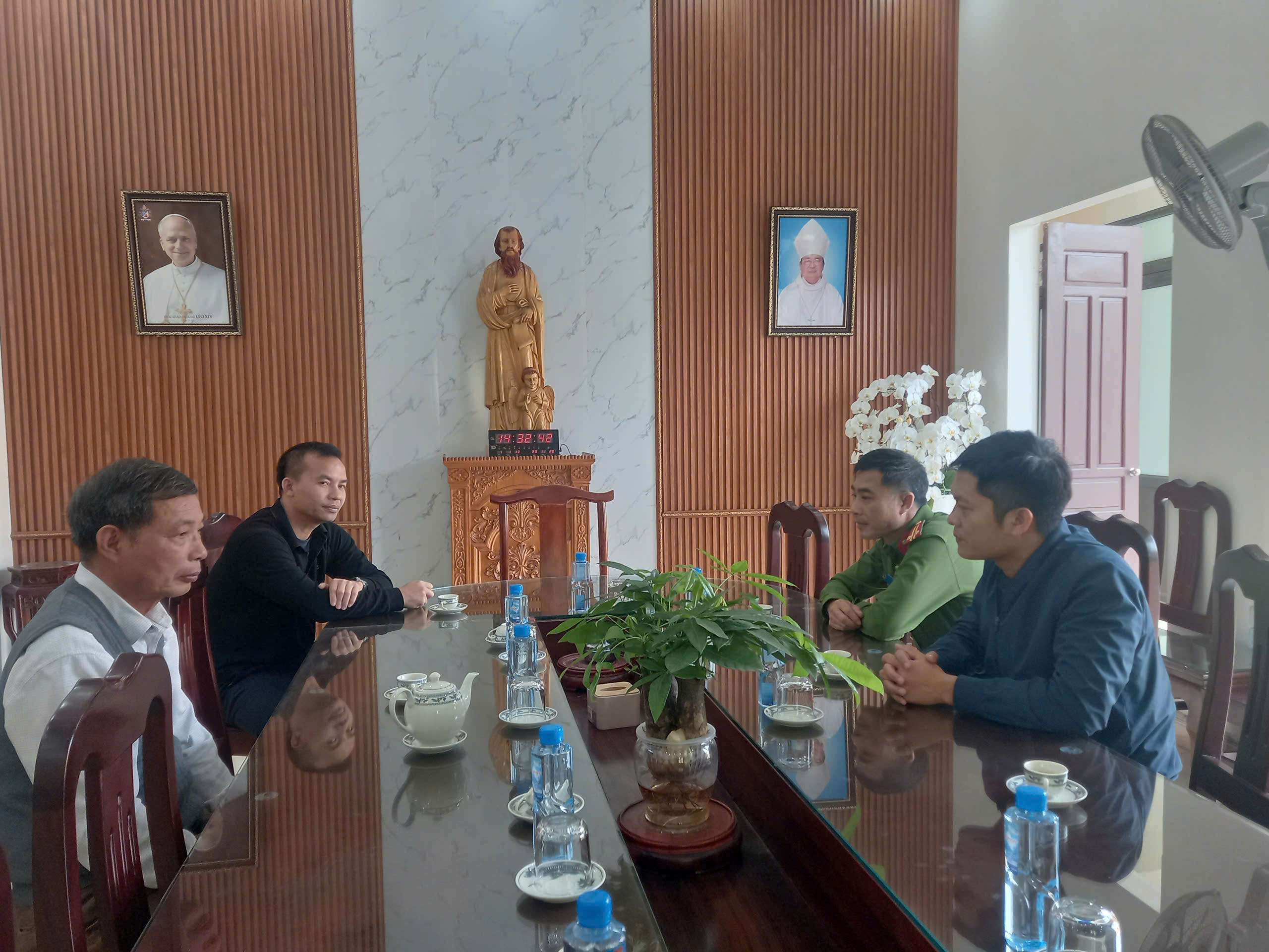 Công an xã Thượng Hồng tuyên truyền, vận động các tổ chức tôn giáo treo cờ Tổ quốc chào mừng bầu cử đại biểu Quốc hội khóa XVI và đại biểu HĐND các cấp nhiệm kỳ 2026 - 2031